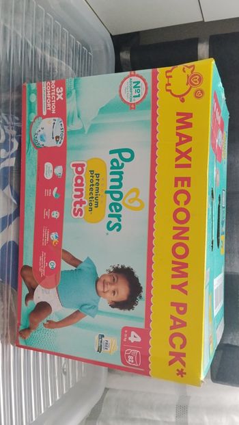 Carton pampers t.4