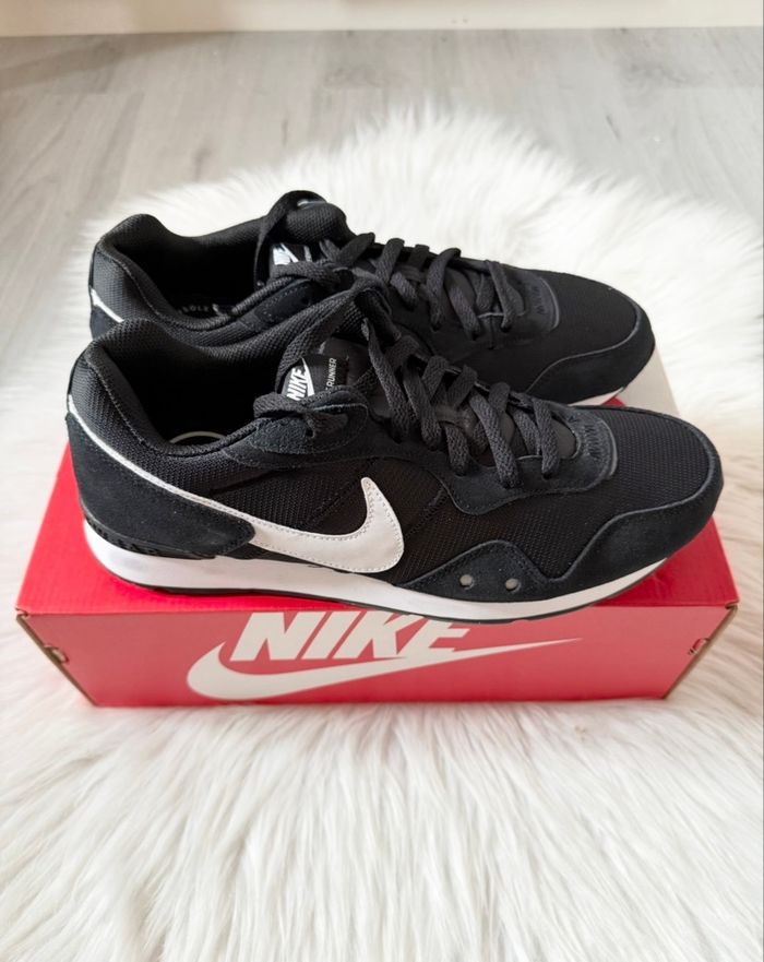 Baskets Nike Venture Runner – Taille 44,5 – noir/blanc – Neuf avec étiquette - photo numéro 9