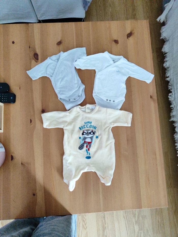 Lot 2 bodies et 1 pyjama Kiabi
