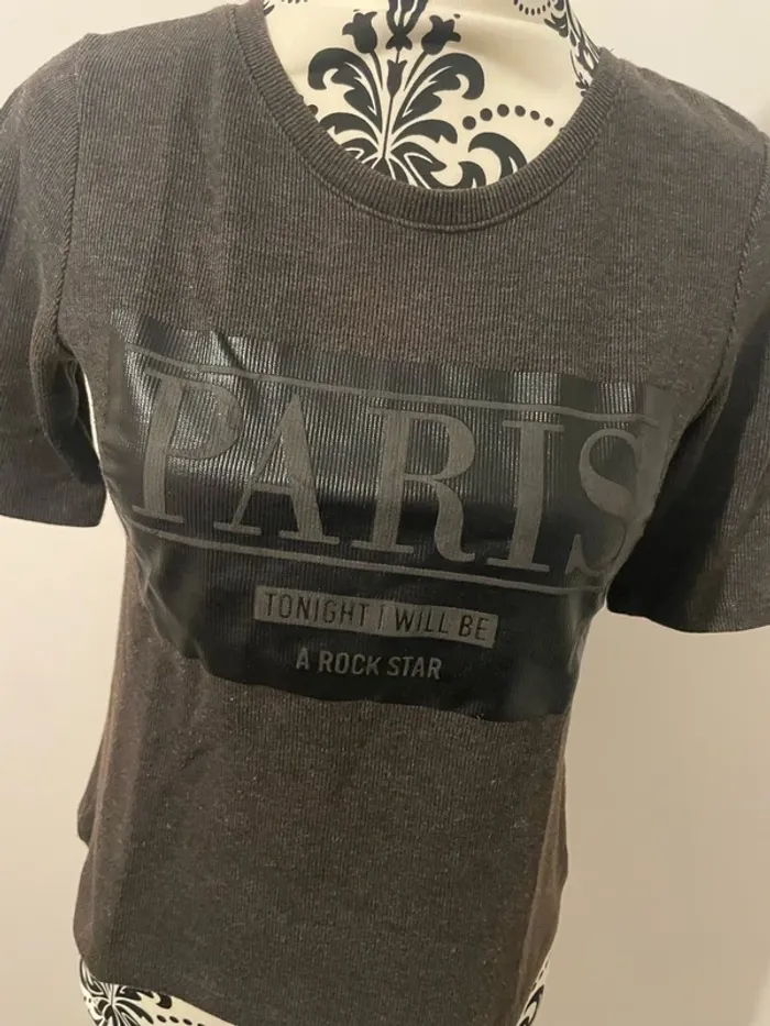 T-shirt à manches courtes gris foncé côtelé et noir Paris Jennyfer taille S - photo numéro 2