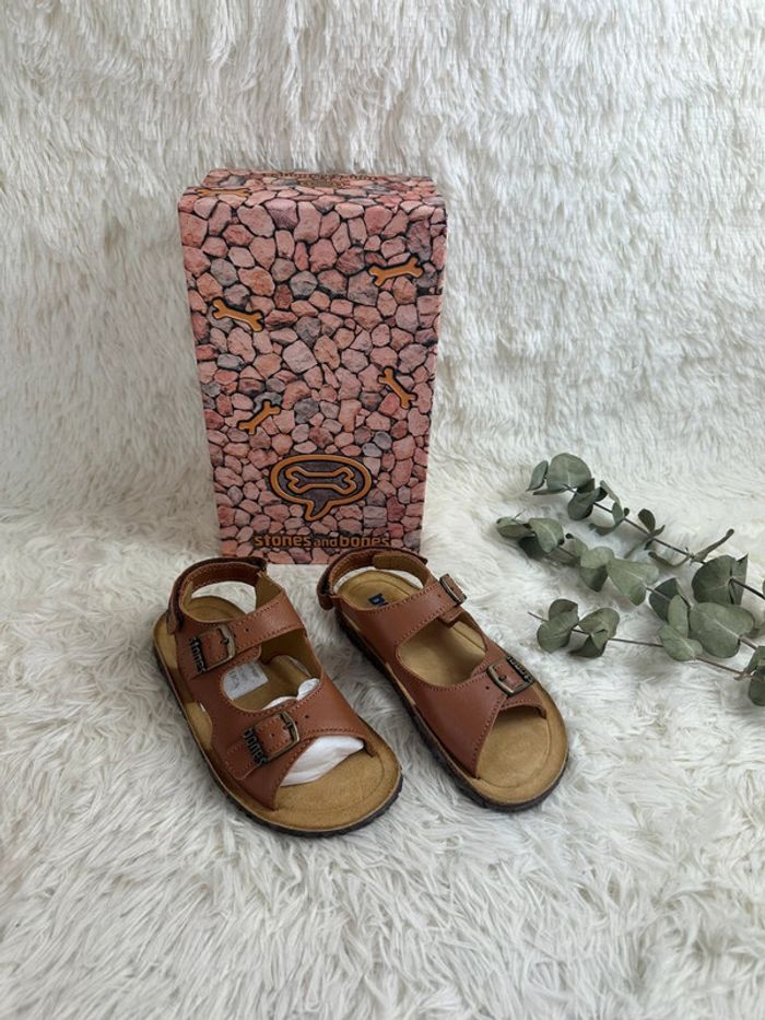 Paire de sandales Stones and Bones taille 33