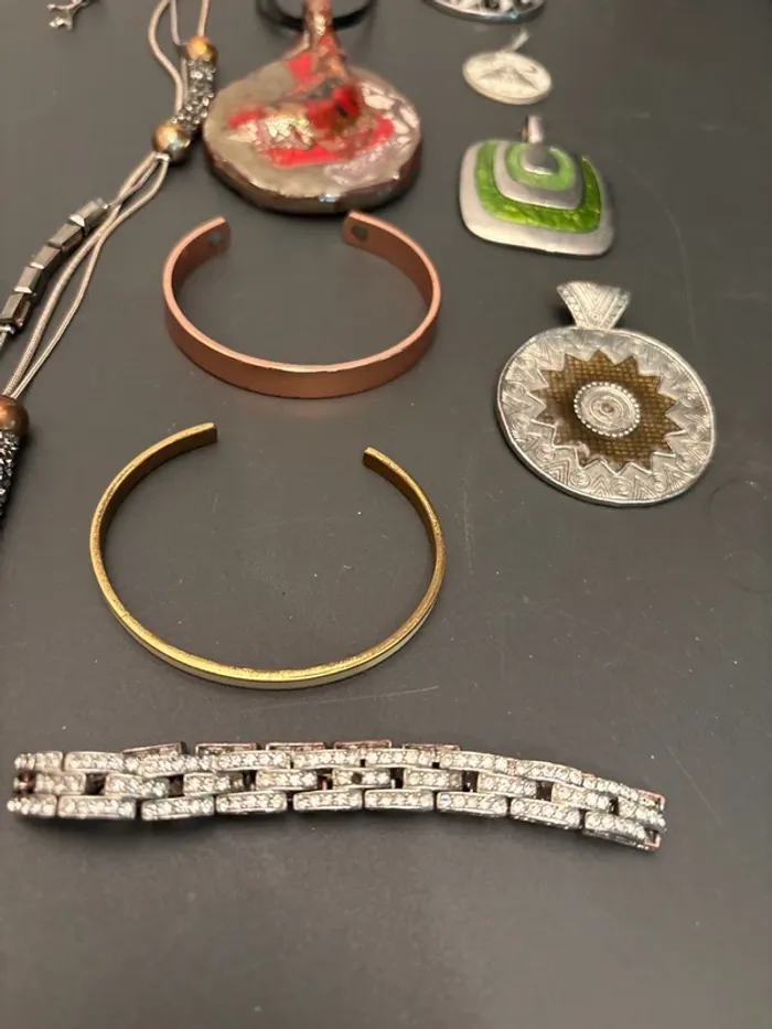 Lot de bijoux fantaisie variés – colliers, pendentifs, bracelets, boucles d’oreilles - photo numéro 11