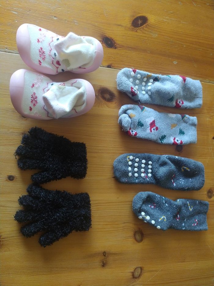 Lot chaussettes, collants, pantoufles, gants 23-26 - photo numéro 4