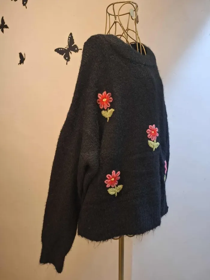 Pull noir brodé - photo numéro 2