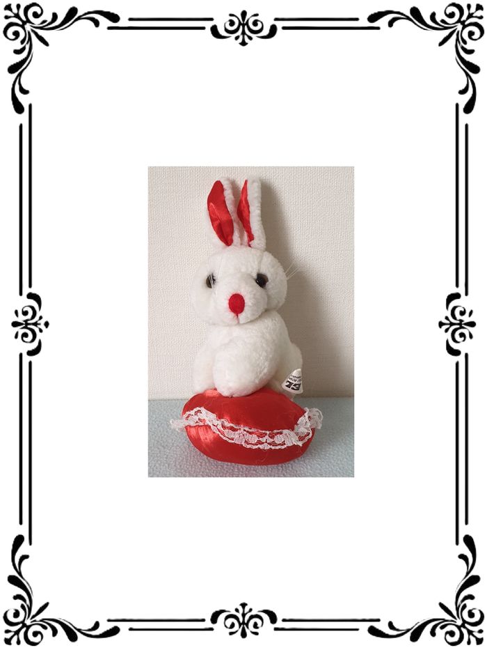 Peluche lapin blanc.