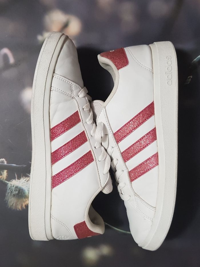 Basket marque Adidas taille 38.5 - photo numéro 3