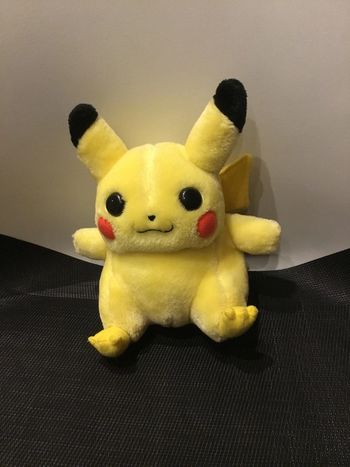 Pokémon Peluche Pikachu 18cm environ vintage Hasbro Nintendo officielle