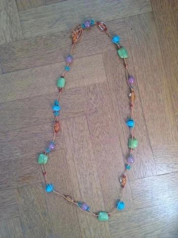 Sautoir cordelette orange avec pierres multicolores