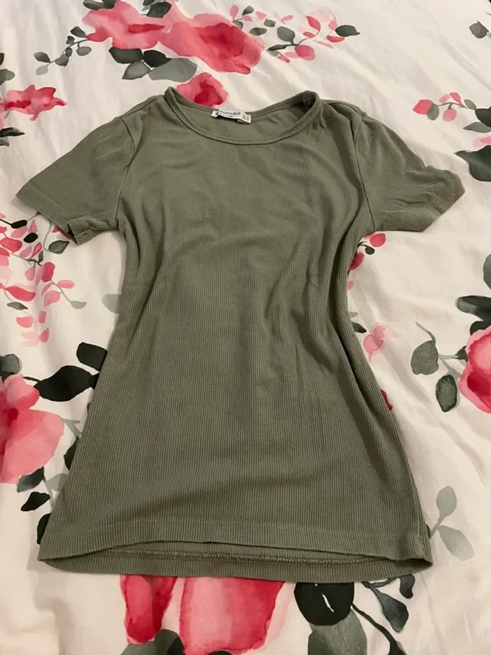 Haut t-shirt moulant kaki stradivarius