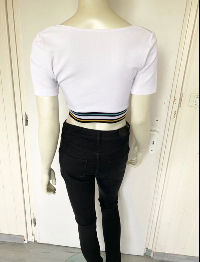 Crop top zippé – Zara – Blanc à bandes colorées – Taille 38/M – Excellent état - photo numéro 4