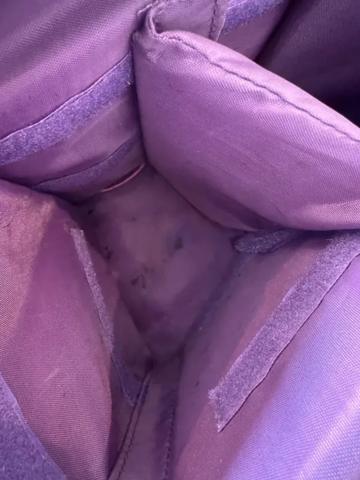 Sac à bandoulière violet, il y a quelques traces 42x24x24cm - photo numéro 7