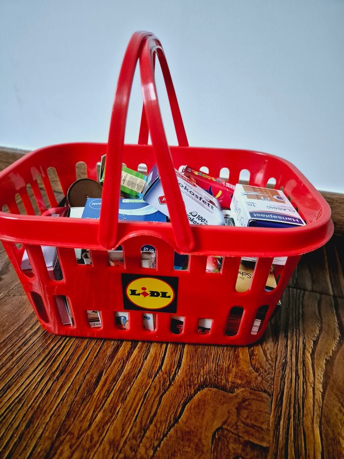 Panier de course avec produits factices - photo numéro 2