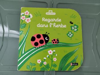 Livre collection bébé nathan-regarde dans l'herbe
