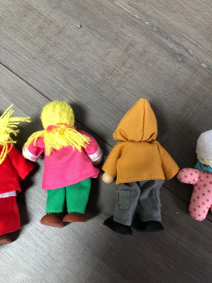 Petite famille de personnages articulés en bois - photo numéro 7