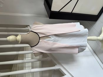 Blouse manches courtes Naf Naf rose et blanc avec un liseré noir au col