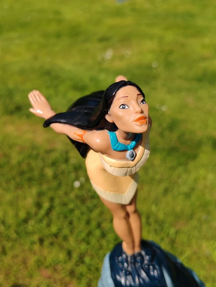 Grande figurine vintage Pocahontas sur son rocher - photo numéro 3