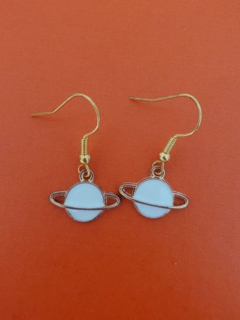Boucles d'oreilles Saturne email blanc