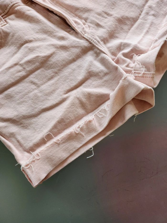 Joli Short en jean Rose pâle de marque H&M et de taille 38 - photo numéro 2