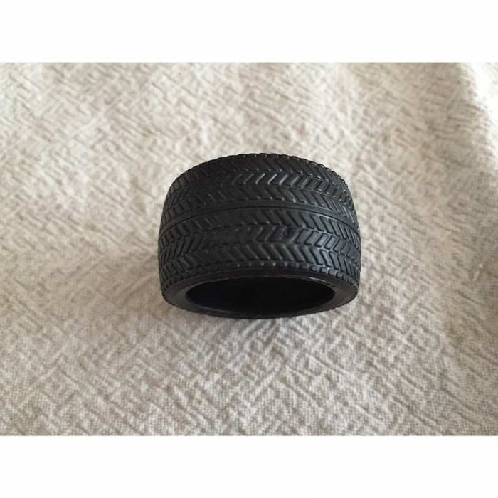 pneu arrière michelin pièce miniature dodge viper RT10 1/18 1/18e 1/18eme burago - photo numéro 2