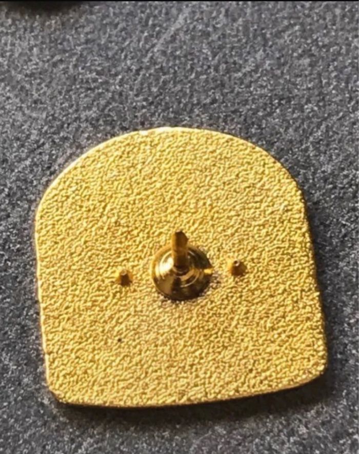 représente un sandwich big mac de McDonald’s en pin’s métal - photo numéro 2