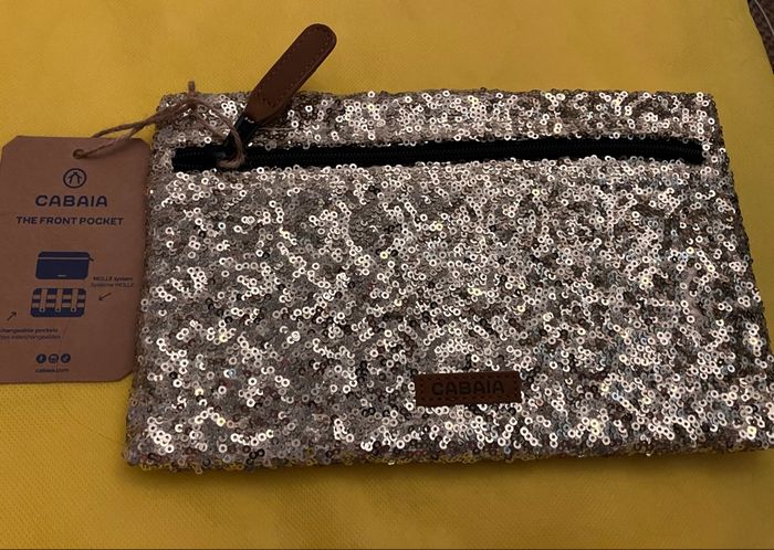 POCHETTE Cabaia  RUE DES LUTINS