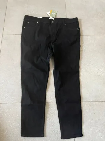 Jean noir H&M, taille 54, neuf avec étiquette, 54x105cm