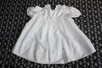 Robe blanche Manches courtes ballon broderie bleue en 3-6 mois