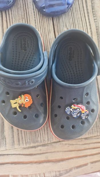Crocs avec deux charms