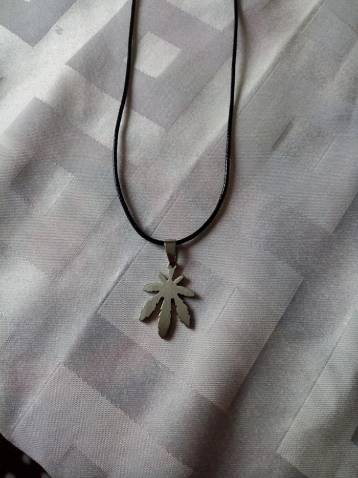 Collier pendentif en acier - photo numéro 3