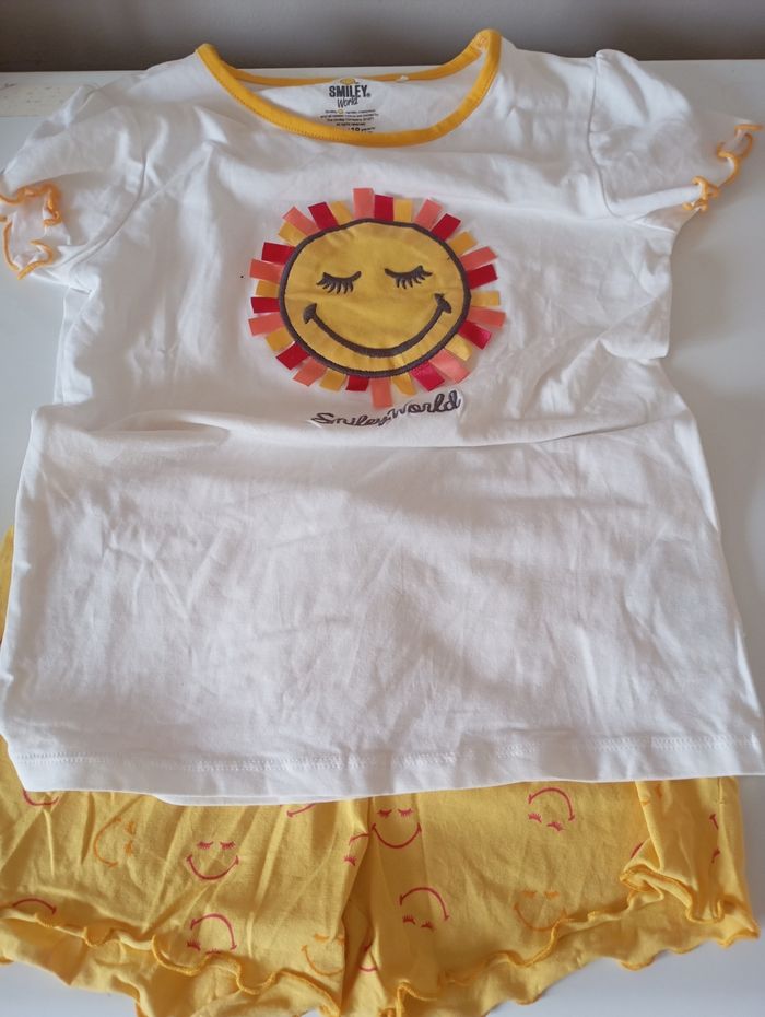 Ensemble de nuit, plage ou autre. 10 ans . Short et tee shirt. Blanc et jaune . Coton . État neuf - photo numéro 4