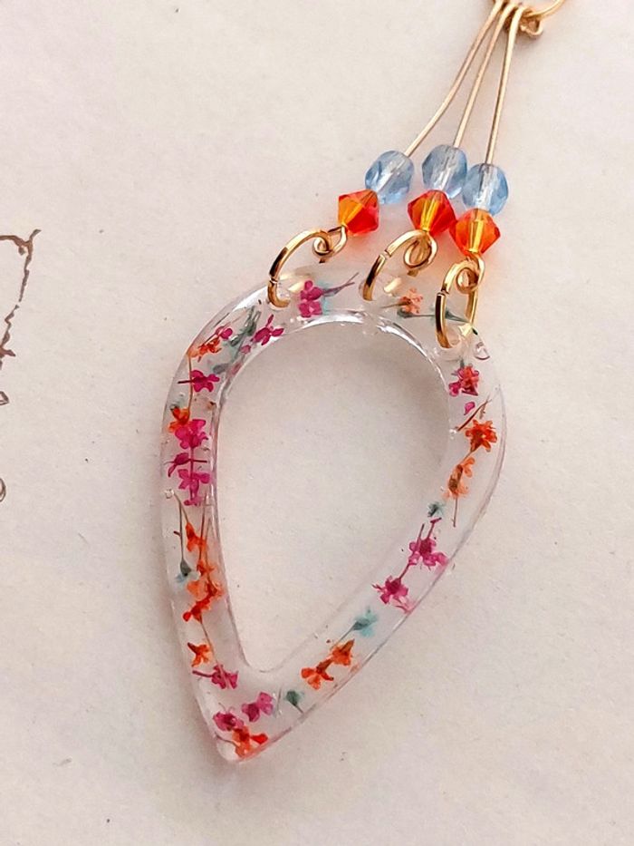 Magnifique collier pendentif en résine avec chaîne dorée - photo numéro 5