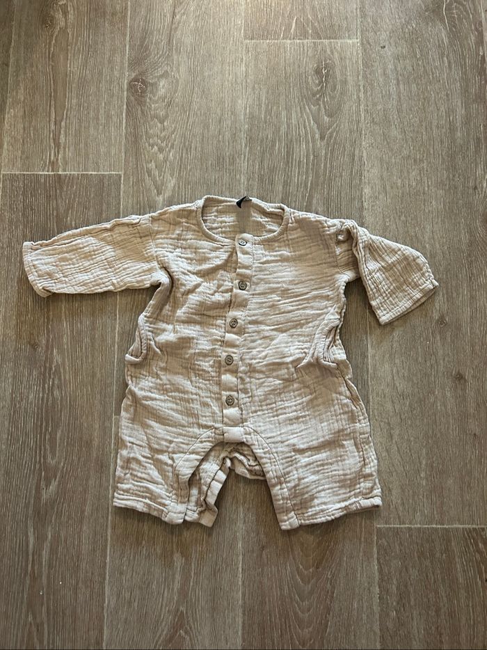 Combinaison beige en gaze de coton