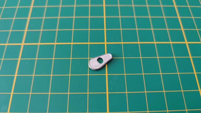 Base du rétroviseur gauche 83D n°83 pièce détachée Porsche 911 Carrera RS 2.7 1/8 1/8ème Altaya #B37 - photo numéro 2