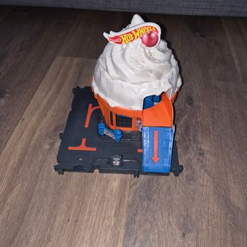 Circuit cupcake hot wheels