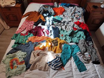 Lot d'une trentaine de vêtements 18 mois