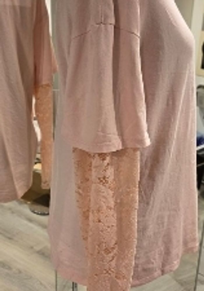 T-shirt rose pâle à manches2