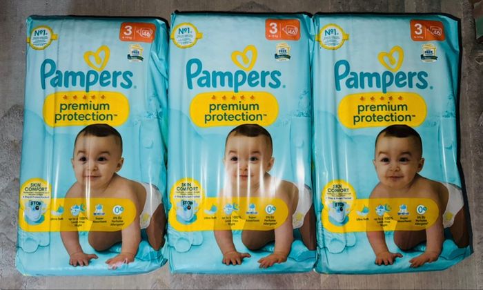 2 paquets de couches Pampers taille 3