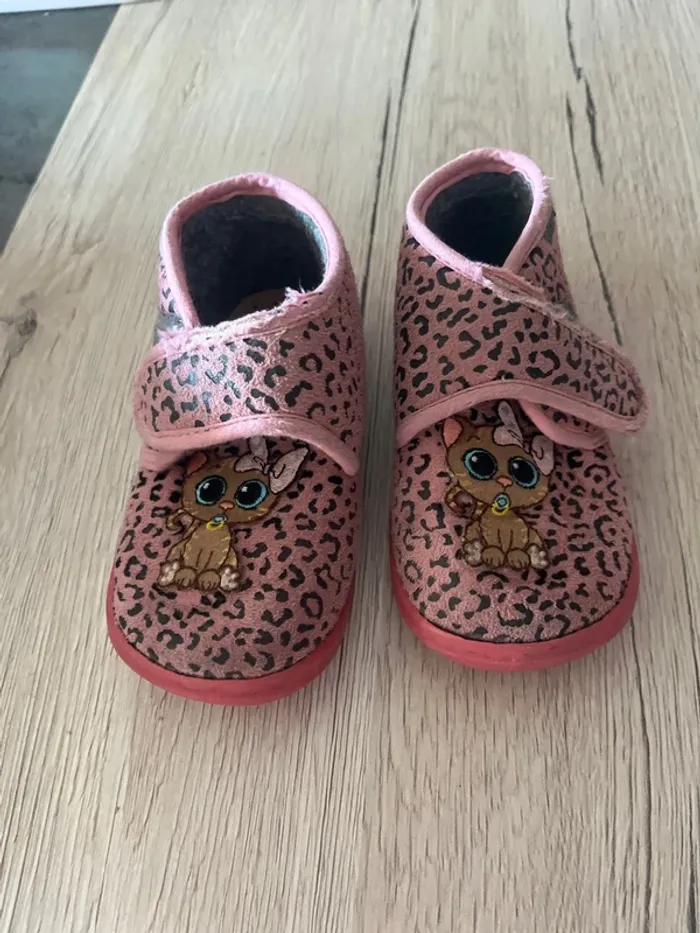 Vend pantoufles filles taille 22