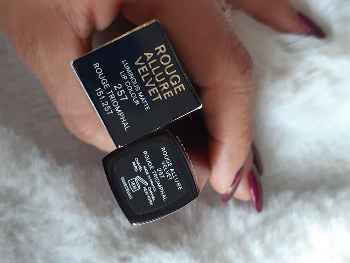 CHANEL

ROUGE ALLURE VELVET

LE ROUGE VELOURS LUMINEUX - photo numéro 7