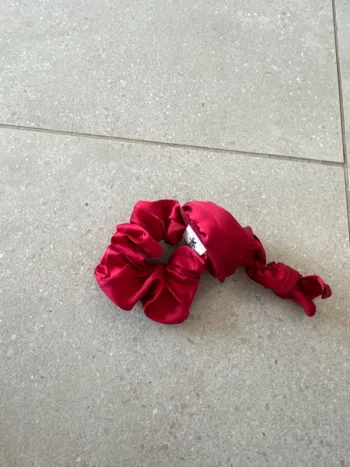 Chouchou Rouje Paris, rouge, très bon état,