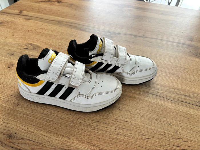 Baskets enfant adidas blanches noir et jaune taille 31