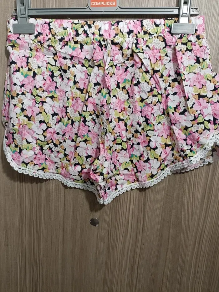 Short rose neuf taille 40 - photo numéro 4