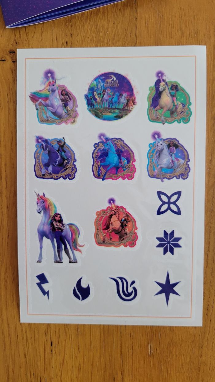 Lot L'école des licornes : 1 album panini , 3 planches de tatouage temporaire, 1 poster - photo numéro 5