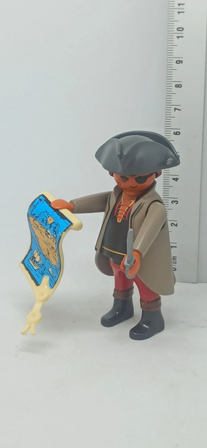 Homme pirate avec manteau long et carte playmobil