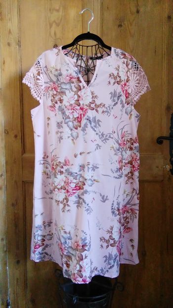 Robe rose avec imprimé floral et dentelle Shein