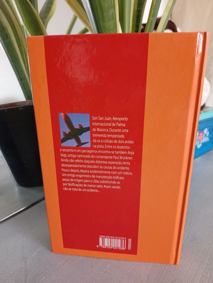 Livre en portugais :  "Mayday " - photo numéro 2