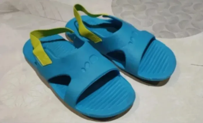Sandales claquettes Piscine Enfant SLAP 100 BASIC Bleu pointure 30-31 Très bon état·Decathlon - photo numéro 2