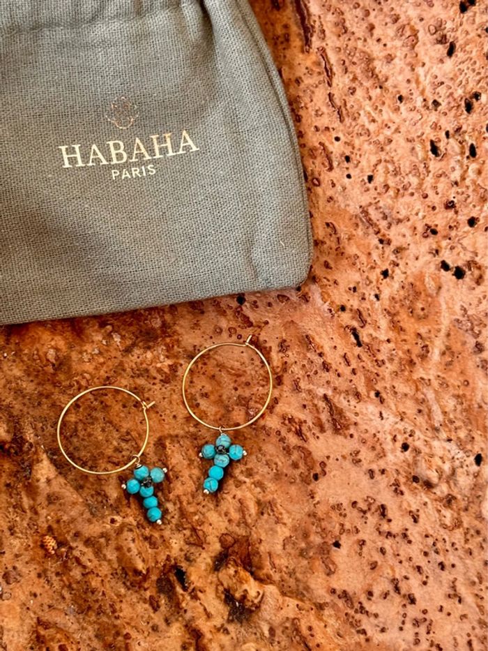 Boucles d’oreilles fines créoles acier inoxydable or croix perles véritables turquoise habaha Paris - photo numéro 4