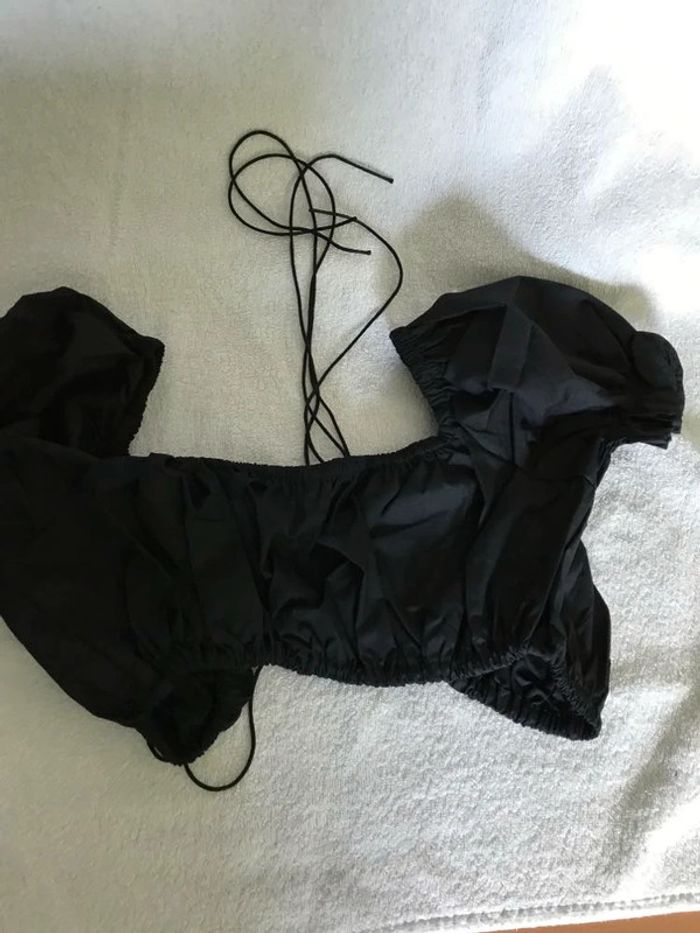 Haut court, debardeur avec bustier à lacet noir