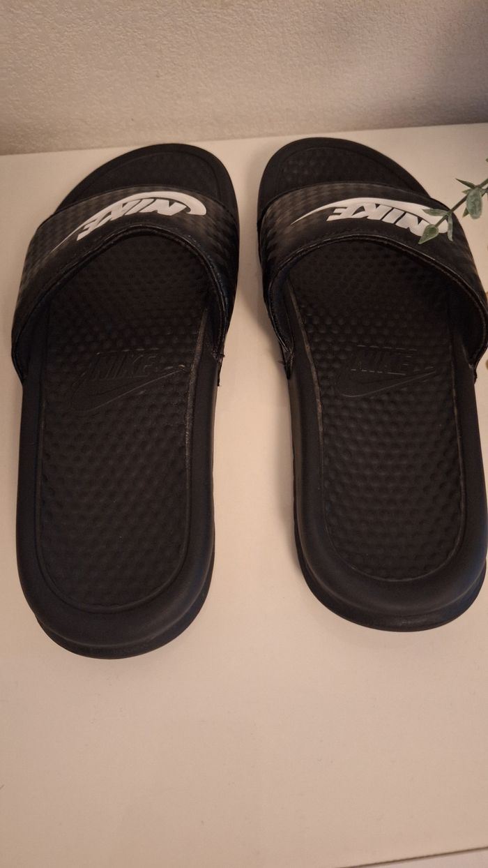 Claquettes Nike Benassi blanche et noire - photo numéro 3